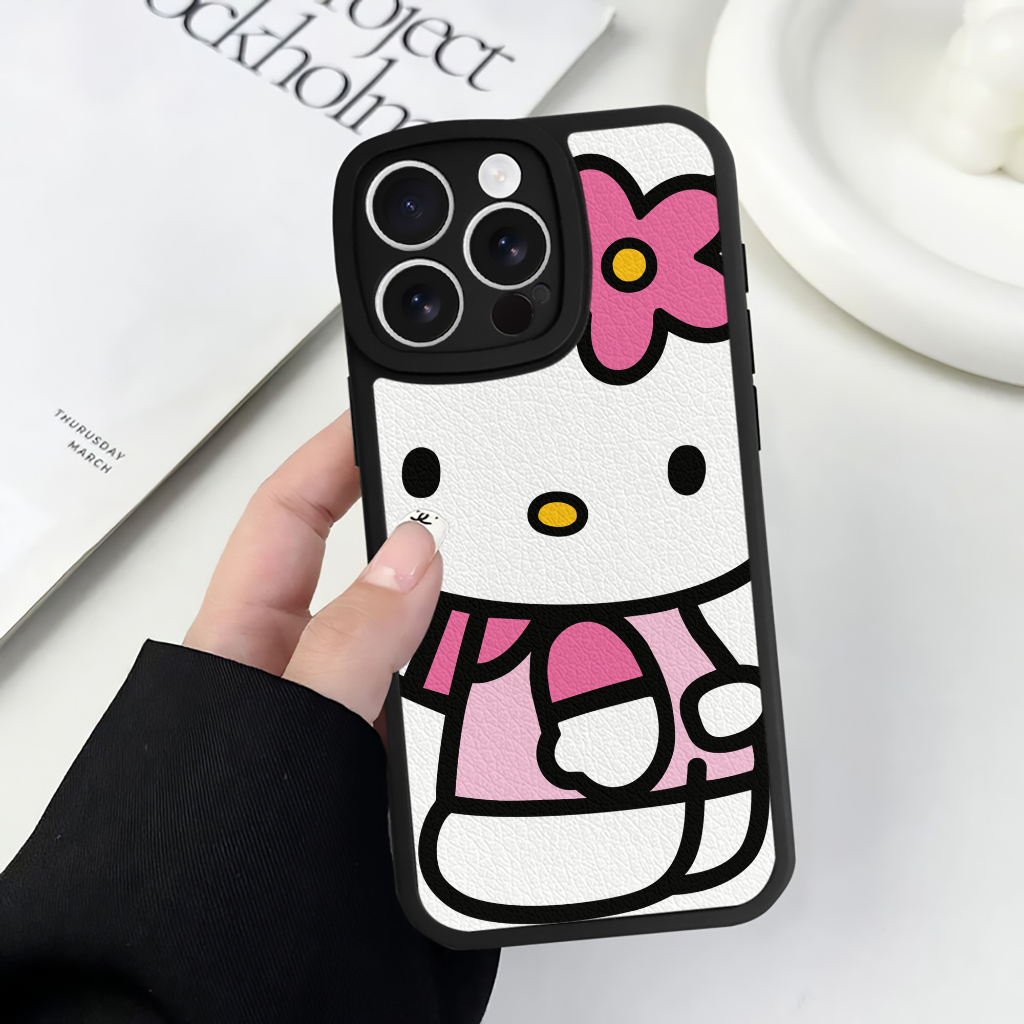 （画像用） Hello Kitty ハローキティ 【iPhone 16シリーズ対応】シリコンスマホケース（レザー調） 材質：シリコン